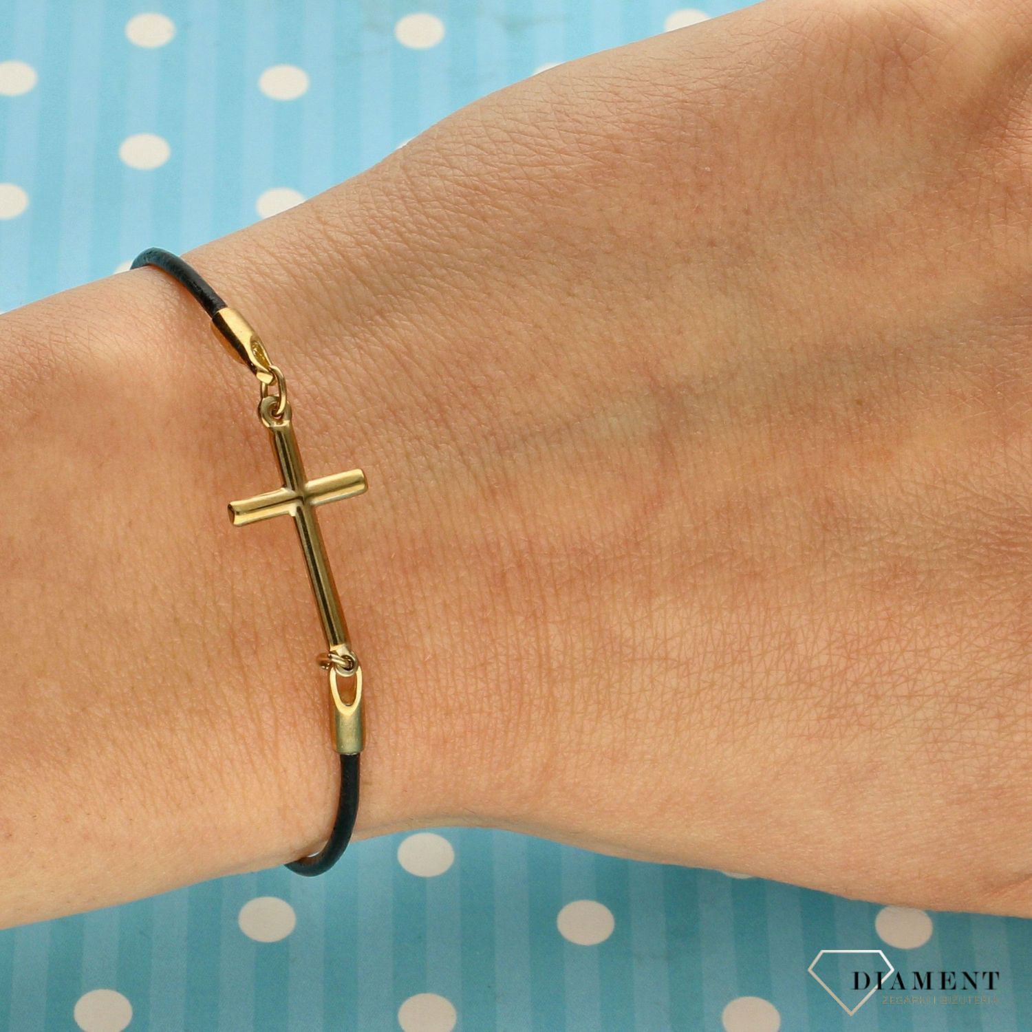 Złota bransoletka na sznurku krzyż  (1).jpg